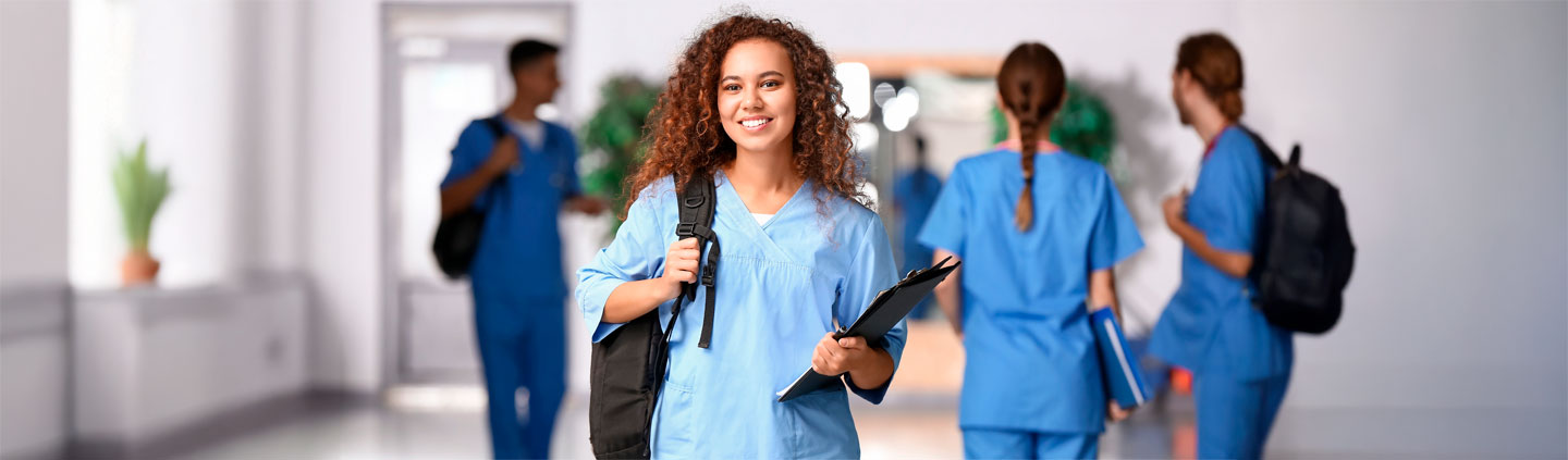 El Grado Asociado en Ciencias en Enfermería te prepara para funcionar en escenarios de salud estructurados de acuerdo con tu nivel de preparación, gracias a nuestros laboratorios simulados y facultad altamente cualificados que estarán contigo paso a paso.